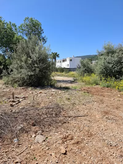 4 VİLLALIK TORBA’DA 3 DÖNÜM DENİZE YAKIN KONUT İMARLI YATIRIMLIK ARSA