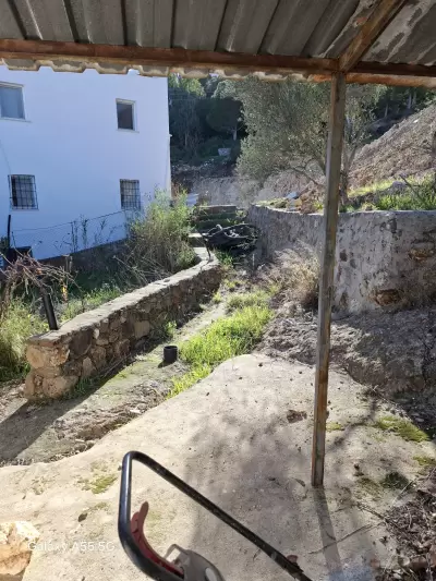Dereköy’de Tescilli Taş Ev | 200 m² Arsa Paylı | Renovasyon İzinli Fırsat!