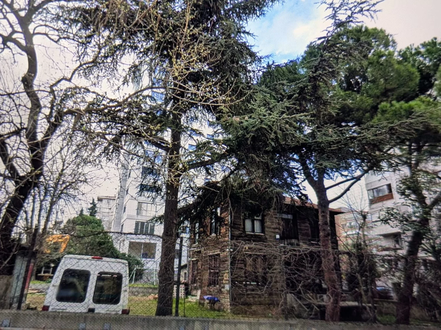 BOSTANCI GÖSTERİ MERKEZİ YANINDA 15 KAT İMARLI HİSSELİ ARSA